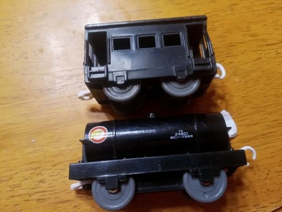 Thomas & Friends Trackmaster Lote de Carga Coche Cisterna de Alquitrán Furgoneta de Freno Negra Foto 1 de 4