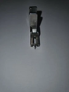 1 Verdeckter Reißverschlussfuß für Nadeltransport Industrienähmaschine   NEU  - Picture 1 of 3