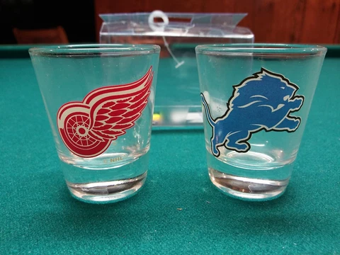 NEW Set of 2 NFL Detroit Lions & NHL Red Wings Shot Glasses Football Hockey NIB Cover