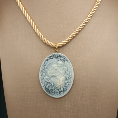 Collana donna cammeo pendente girocollo seta cameo classico fatto in Italia - Immagine 1 di 4