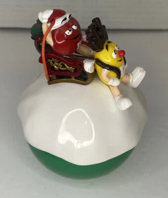 "Adorno bola de nieve M&M trineo rojo con dos jinetes M&M tapa extraíble 5,5""" Foto 1 de 4