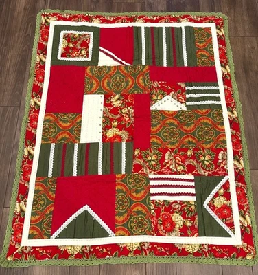 Manta de edredón de retazos April Cornell floral y encaje 51"x62" rojo/verde Foto 1 de 4