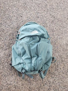 THE NORTH FACE Damen Surge Luxe Laptop Rucksack Dark Sage/Burnt Coal Metallic - Bild 1 von 7