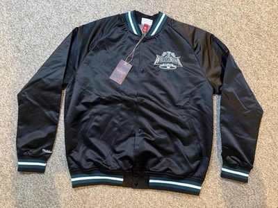 Chaqueta WWE WrestleMania Para Hombres XL Negra Lucha Mitchell & Ness Bombardero Satinado Foto 1 de 4