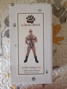 December Diamonds Poke The Bear Serie Ornament, Silver Daddy Bear NRFB - Bild 1 von 1