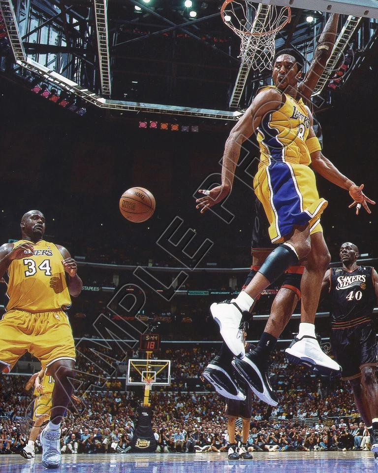 KOBE BRYANT SHAQUILLE ONEAL LA LAKERS BEHIND BACK PASS 8X10 PHOTO 2001 FINALS - Image 1 of 1