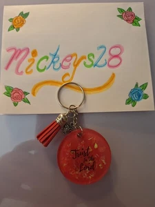 Handgefertigter UV Harz Schlüsselanhänger rund 2" dunkelrosa Vertrauen in den Herrn, Herz, Quaste - Bild 1 von 4