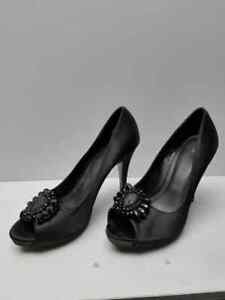 APT.9  womens  five inch heels black size 10 m / sn870