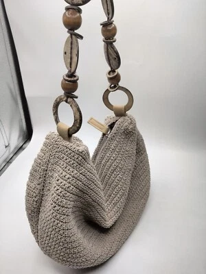 Cartera de mano beige de ganchillo con mango de cuentas de madera con cáscara de coco natural Foto 1 de 4
