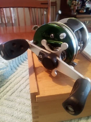 Carrete de fundición de cebo verde Abu Garcia Ambassadeur Vantage VXL 5000C, Suecia Foto 1 de 4