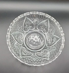  Cuenco para servir vintage facetado de vidrio con corazones y rosas, 7" de ancho x 2" de alto - Imagen 1 de 7