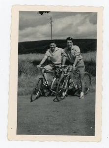 FOTO Snapshot Amateur, 2 junge Männer auf Fahrrad Fahrrad Gay Interest - Bild 1 von 2