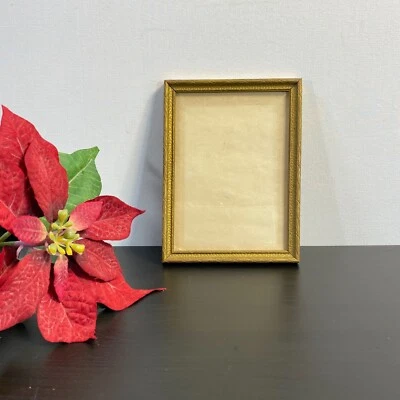 Vintage picture frame. Mid-Century Hollywood Regency detailed gold wooden photo - Image 1 of 4