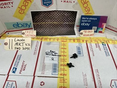 2010-2012 LLINCOLN MKT ВНУТРЕННЯЯ ЗАДНЯЯ ЧЕТВЕРТЬ ПАНЕЛИ МОНТАЖНЫЕ ВИНТЫ БОЛТ ГРУЗОВОЙ ГЛАЗ - Изображение 1 из 3