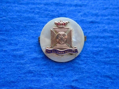 THE WILTSHIRE REGIMENT MOTHER OF PEARL & ENAMEL SWEETHEART BROOCH - Image 1 of 2