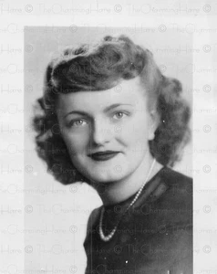 Vintage Photo 1940's Studio Portrait Woman Glamour Pearl Necklace - Picture 1 of 2