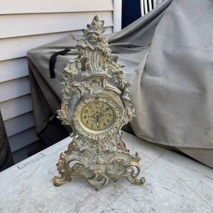 Antiguo reloj despertador victoriano ornamentado con patas de latón con patrón floral. Reparación - Imagen 1 de 13