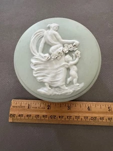 GREEN NEOCLASSICAL CHERUB & WOMAN JASPERWARE POWDER JAR TRINKET JEWELRY BOX - Picture 1 of 5