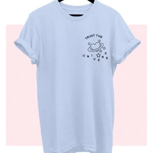 Bella + Canvas Trust the Universe Herz Stern Galaxie Grafik Rundhals T-Shirt 2X - Bild 1 von 4