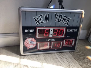 FUNCIONA NY Yankees Béisbol Digital Marcador Reloj de Pared Calendario Temperatura - Imagen 1 de 3