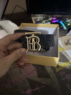 Cinto quadriculado reversível Burberry preto TB vem com bolsa caixa e acessórios - Imagem 1 de 4