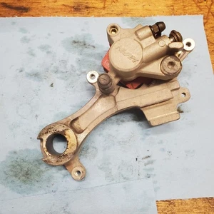 Yamaha YZ250F 2004 OEM pinza de freno de disco trasero 01-05 YZ WR 125 250 450 - Imagen 1 de 13