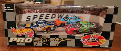  Hot Wheels NASCAR PRO RACING Petty Generations Target Exclusivo 1:64 Juego de 3 coches Foto 1 de 4
