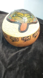 GORD HANDGESCHNITZTER SCHILDKRÖTENGRIFF mit Steinen SCHMUCKHALTER 7x7" - Bild 1 von 9