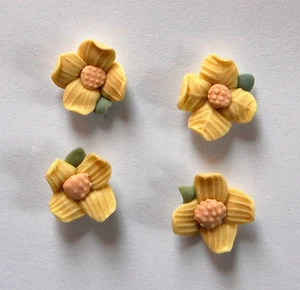 VINTAGE 4 CERAMIC FLOWER FLORAL FLOWERS YELLOW ART CRAFT CAKE DECORATIONS 18mm - Picture 1 of 2