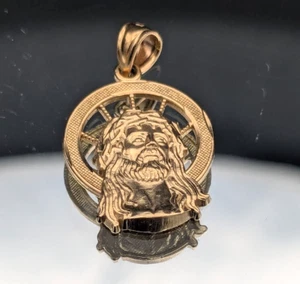 10k Yellow Gold Jesus With Halo Pendant ~ 1.1g - Picture 1 of 10