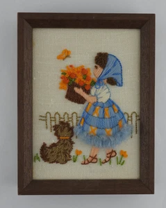 Vintage 70er Jahre gerahmte Nadelspitze Crewel Mädchen pflückt Blumen Puppe - Bild 1 von 7