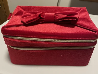 Nuevo sin etiquetas Estuche de Maquillaje de Terciopelo Rojo Estée Lauder 2 Capas Cremalleras Lazo en la parte superior Foto 1 de 4