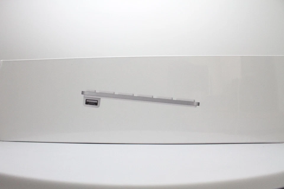 Apple A1243 AZERTY Wired USB Keyboard/Numeric Keypad Belgium French (MB110FN/B) - Image 1 of 2