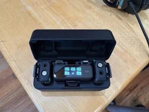DJI Mic Wireless Lavalier Microphone System 2TX+1RX with Charging Case - Photo 1 sur 3