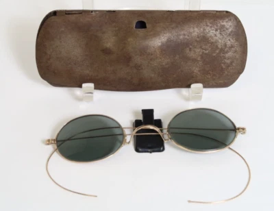 ANTIGUAS GAFAS DE SOL NEGRAS CON MARCO DE ALAMBRE TINTADO CON ESTUCHE DE METAL Foto 1 de 4