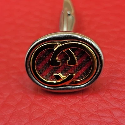 Conjunto de abotoaduras e clipe de gravata vintage Gucci feito na Itália tom prata com caixa - Imagem 1 de 4