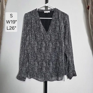 Calvin Klein Blouse Womens Small Black White Zigzag Chevron Long Sleeve V-Neck - Picture 1 of 7