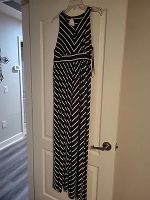Maxi Vestido Largo Estampado Rayas Blanco y Negro INC International Concepts L  Foto 1 de 4