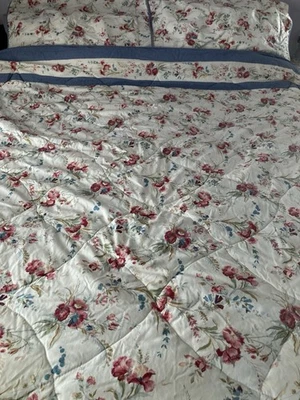 laura ashley 86 英寸 X 94 英寸小屋核心花卉棉被和 20 英寸 X 30 英寸假套装 — 第 1/4 张图片