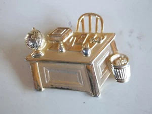 Lehrerschreibtisch goldton markiert JJ Brosche Pin - Bild 1 von 3
