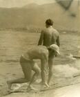 Affectionate sans chemise beaux jeunes hommes bombés malles de plage gay vintage photo