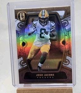 Josh Jacobs /65 Oro Bianco 2024 Panini Gold Standard - Foto 1 di 3