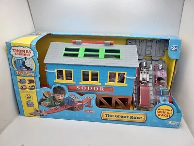 Thomas and Friends Take Along Sodor Covered Bridge Play Set The Great Race 2008 Foto 1 de 4