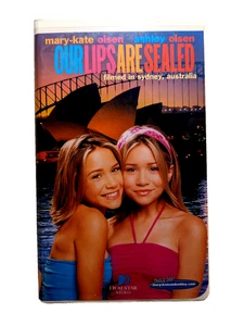 Mary-Kate And Ashley’s Our Lips Are Sealed VHS, 2000, Clamshell - Foto 1 di 3