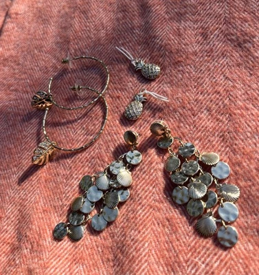 Pendientes de aro de oro Lilly Pulitzer con dijes - Pendientes de araña concha gratis Foto 1 de 3