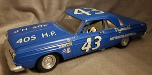 Coche de carreras Plymouth Belvedere Mopar 1964 NASCAR Richard Petty 1/25 construido bonito - Imagen 1 de 9