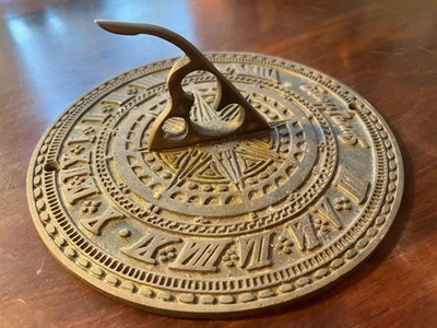 Mediados de siglo latón macizo jardín decorativo usado antiguo esfera de sol reloj de sol GRATIS UK POST - Imagen 1 de 4