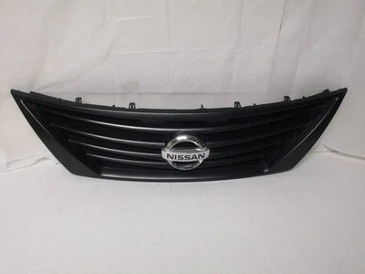 NUEVO para Nissan Versa SL SV 2012-2014 SEDÁN Conjunto de rejilla de parachoques delantero y emblema Foto 1 de 4