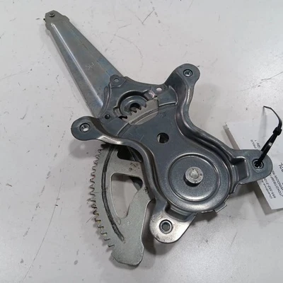 Regulador ventana trasera izquierda pista Toyota Prius C 12-19 Toyota Prius Foto 1 de 4