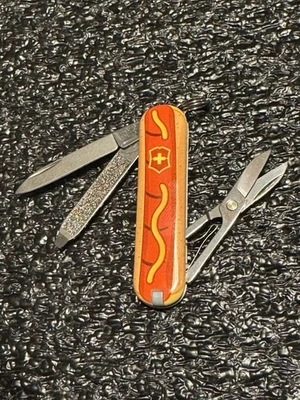 Nueva navaja suiza Victorinox Classic SD "Wiener Warrior" Hot Dog Lover's 58 mm Foto 1 de 4
